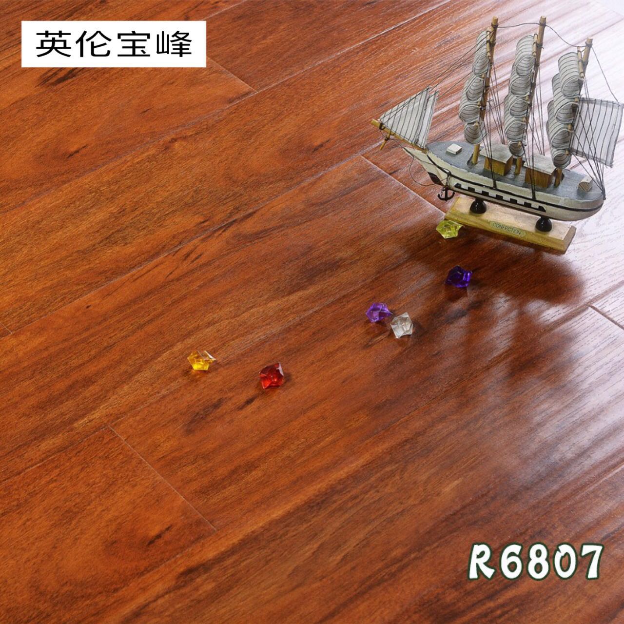 手抓紋強(qiáng)化復(fù)合地板 封蠟防水耐磨 浮雕面環(huán)保木地板 直銷